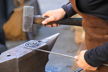 mujer herrera forjadora en el yunque trabajando con el martillo manos forja fuego 4M0A8427-as25