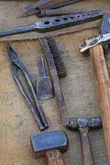 herramientas de forjador herrero encima de la mesa de ltrabajo 4M0A8431-as25