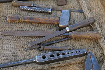 herramientas de forjador herrero encima de la mesa de ltrabajo 4M0A8433-as25