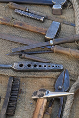 herramientas de forjador herrero encima de la mesa de ltrabajo 4M0A8434-as25