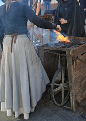 mujer herrera forjadora en el yunque trabajando con el martillo manos forja fuego 4M0A8442-as25