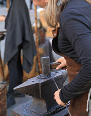 mujer herrera forjadora en el yunque trabajando con el martillo manos forja fuego 4M0A8490-as25