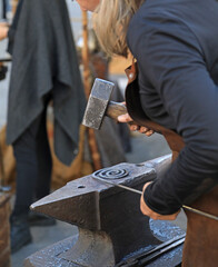 mujer herrera forjadora en el yunque trabajando con el martillo manos forja fuego 4M0A8498-as25