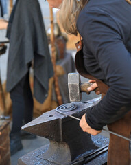 mujer herrera forjadora en el yunque trabajando con el martillo manos forja fuego 4M0A8499-as25