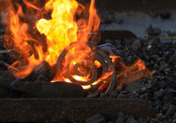fuego espiral de hierro al rojo vivo en la fragua forja de carbón forjador herrero  4M0A8501-as25