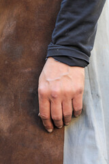 mano de mujer herrera forjadora en la fragua forja trabajando 4M0A8538-as25