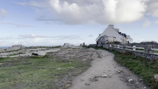 Marche le long de la c&ocirc;te - Chemin c&ocirc;tier -C&ocirc;te Bretonne - Saint-Gu&eacute;nol&eacute; - Penmarch - Bretagne France - mer 
