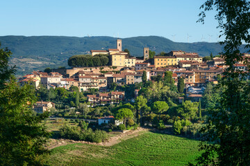 Obraz premium Montescudaio hilltop village morning view in Pisan hills, Tuscany