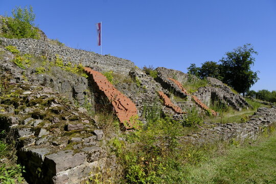 Ruine Osterburg bei Bischofsheim in der Rh&ouml;n, Biosph&auml;renreservat Rh&ouml;n, Landkreis Rh&ouml;n-Grabfeld,  Unterfranken, Franken, Bayern, Deutschland