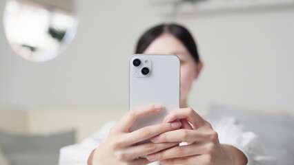 スマホで写真を撮るアジア人女性