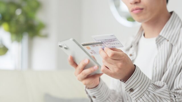 マイナ保険証を設定するアジア人男性
