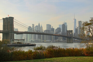 Paisaje urbano de Manhattan y el r&iacute;o Este al atardecer. Brooklyn Bridge y Jane's Carousel y Manhattan desde el c&eacute;sped de Main Street Park. Oto&ntilde;o de 2019. Nueva York, EE. UU.