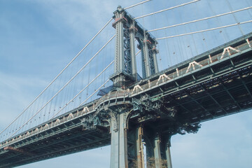 Detalles arquitect&oacute;nicos del Puente de Manhattan desde el Parque Main Street de Brooklyn. Vistas de los arcos y pilares desde abajo en la costa de Brooklyn. Oto&ntilde;o de 2019. Nueva York, EE. UU.