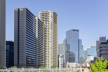 Fototapeta premium 晴天の東京の都市風景（田町から望む浜松町の高層ビル群と青空）