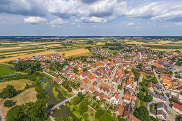 Die kleine Stadt Ornbau an der Altmühlt in Mittelfranken aus der Vogelperspektive