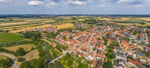 Fototapeta premium Die kleine Stadt Ornbau an der Altmühlt in Mittelfranken aus der Vogelperspektive
