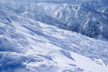 厳冬期の真っ白な荒島岳の樹氷の群れ