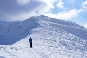 厳冬期の真っ白な荒島岳と登山者