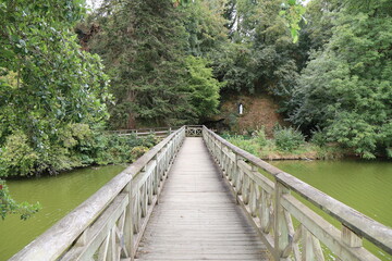 Obraz premium Vieux pont sur la rivière la Mère, village de Vouvant, département de la Vendée, France