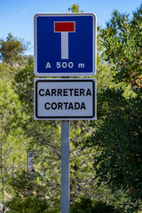 Se&ntilde;ales de trafico, carretera cortada