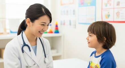 笑顔で子供を診察する女医（小児科）