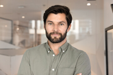 Obraz premium Serious confident business leader man posing for male head shot