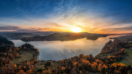 Naklejka premium Lake Czorsztyn on the dam near the village of Niedzica at sunset in autumn