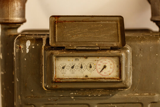 Old, rusty meter gauge on a vintage machine.