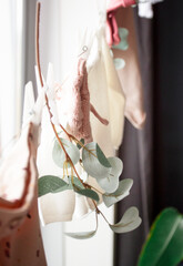 Baby shower setup with pastel balloons, cake and wrapped gifts on a cozy table, soft natural light and copy space&mdash;perfect for invitations and social posts.