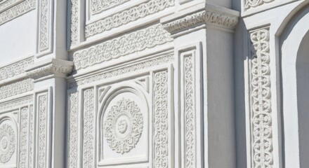 Obraz premium Ornate white building facade with intricate carvings and architectural details