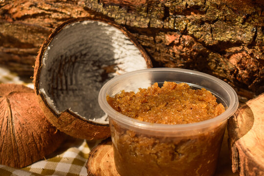 Venda de cocada regional ao lado de coco seco ralado. modelo de madeira r&uacute;stico