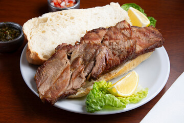 sandwich de carne cocida a la parrilla