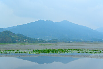 On a cloudy day, the mountains and lakes that reflect the mountains from a distance are blurred