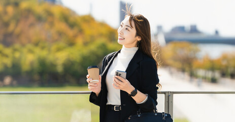 屋外に立つ女性・ビジネスウーマン