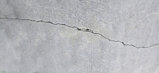 Horizontal cracks. The cracks in old cement wall were visible as wide crack fissures. This may be due to mismatch of mortar according to construction principles or the rapid subsidence of the ground.
