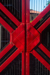 Dettaglio di un cancello metallico dipinto di rosso