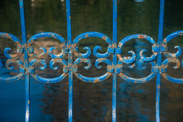 Dettaglio del parapetto in ferro battuto dipinto di blu di un ponte al Lido di Venezia