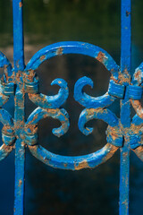 Dettaglio del parapetto in ferro battuto dipinto di blu di un ponte al Lido di Venezia