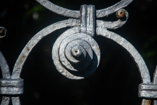 Dettaglio dell'elemento ornamentale di una cancellata in ferro battuto dfi una vill&ograve;a storica al Lido di Venezia