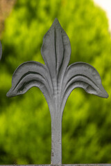 Dettaglio dell'elemento ornamentale di una cancellata in ferro battuto dfi una vill&ograve;a storica al Lido di Venezia