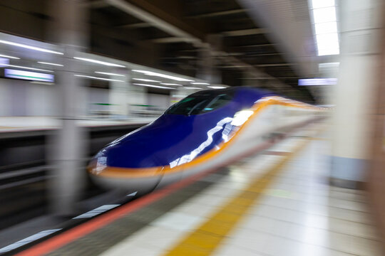 上野駅に入線するE8系山形新幹線