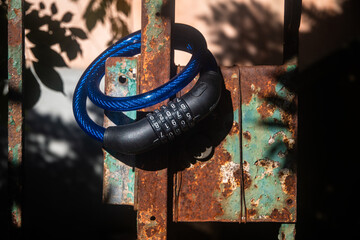 Dettaglio di una catena per la bicicletta usata per chiudere il cancelklo di un villino abbandonato al Lido di Venezia