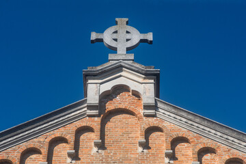 Dettaglio di una croce celtica sul tetto di una chiesa al Lido di Venezia