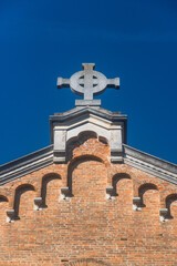 Dettaglio di una croce celtica sul tetto di una chiesa al Lido di Venezia