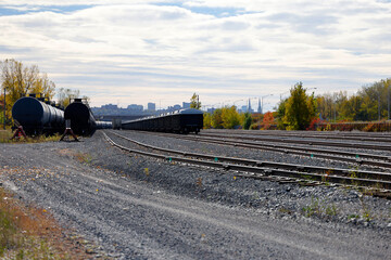 Trains de marchandises avec réservoirs de pétrole à la gare en automne.