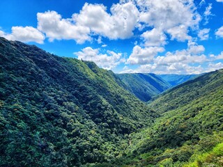 Obraz premium LUSH GREEN MOUNTAINS WRAPPED IN CLOUDS