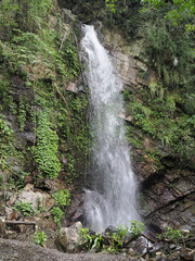 Obraz premium Close-up of Lovers' Valley Waterfall Cascading Down Rocky Cliff