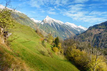 Herbst und Winter auf einem Landschaftsbild 