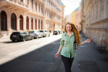 Obraz premium Happy woman enjoying walking experience on Vienna street