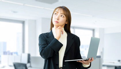 パソコンを持つ女性・ビジネスウーマン